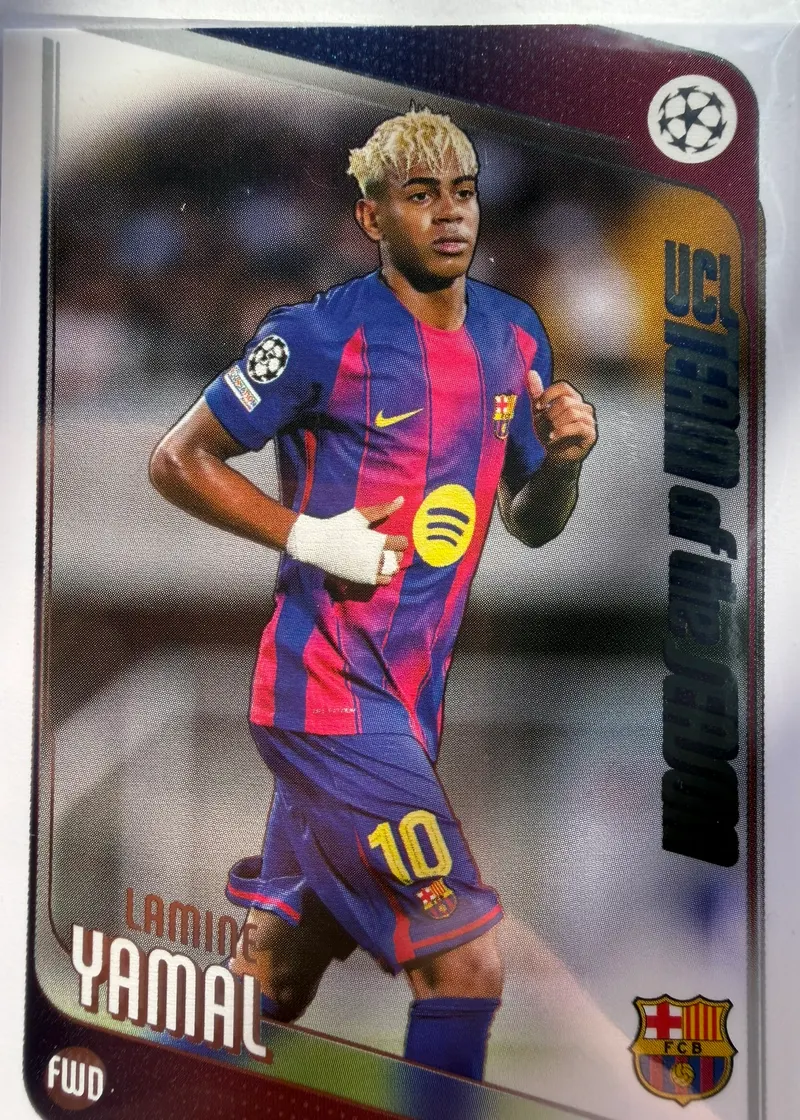 Lamine Yamal, Topps UEFA Club Competitions 2025/26 UCL Team of the Season, karta 10 — awers z bordowo-złotym tłem i piłkarzem w pasiastym stroju FC Barcelony