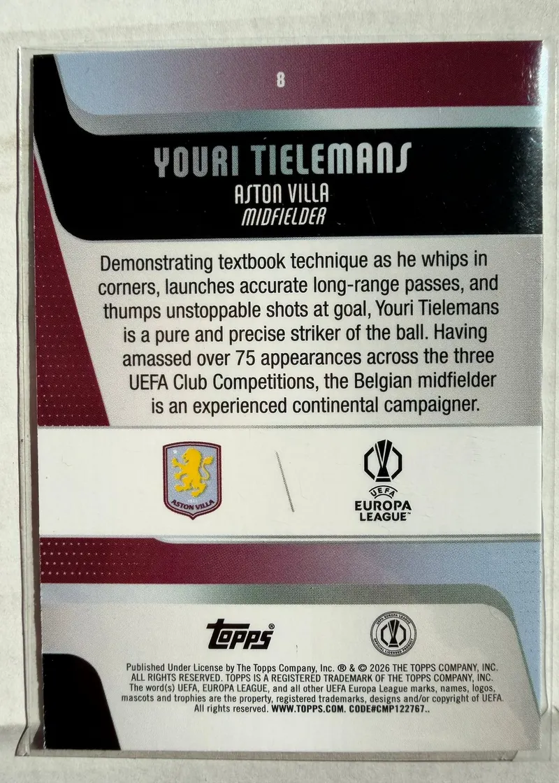 Youri Tielemans, Topps UEFA Club Competitions 2025/26, karta 8 — rewers z herbem Aston Villi i opisem zawodnika