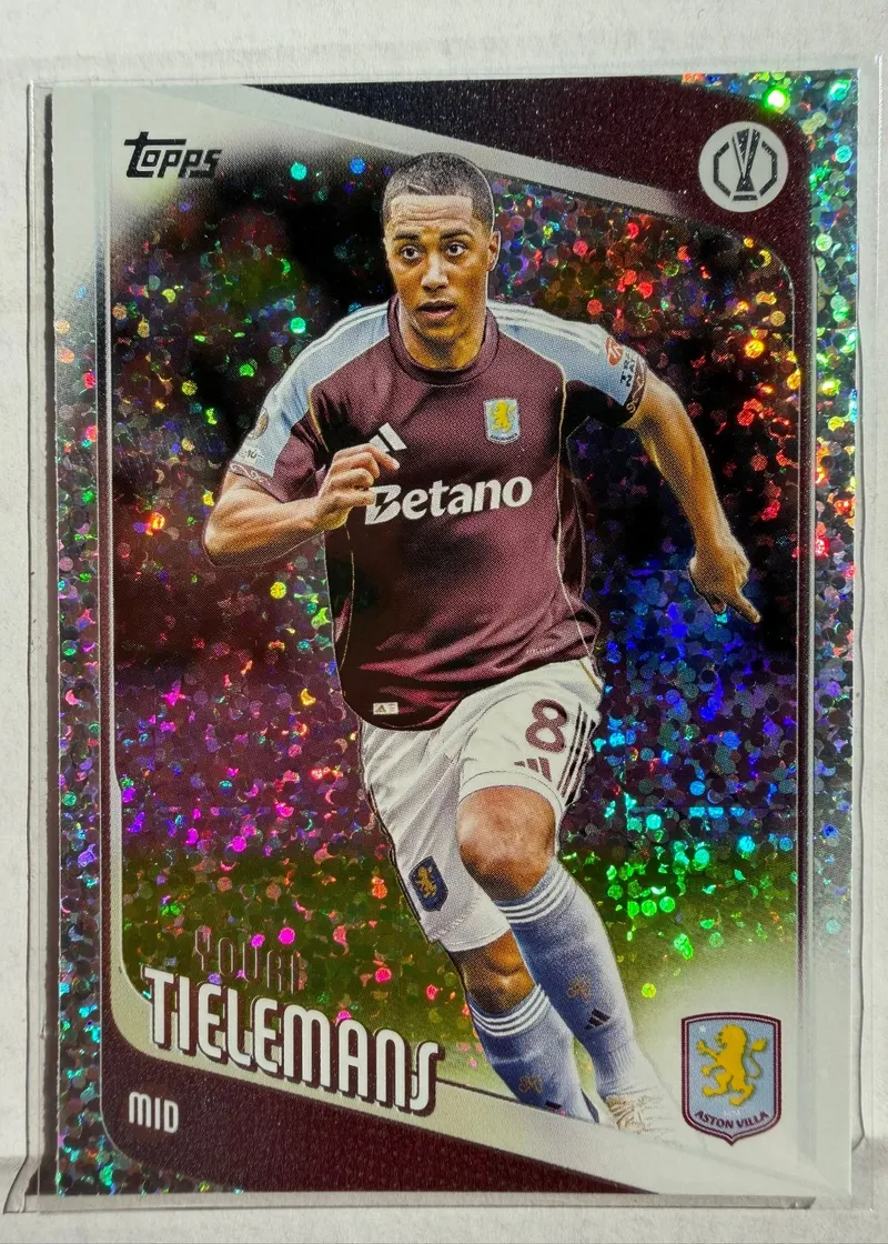 Youri Tielemans, Topps UEFA Club Competitions 2025/26 Holo Foil, karta 8 — awers z holograficznym tłem i piłkarzem w bordowym stroju Aston Villi z numerem 8