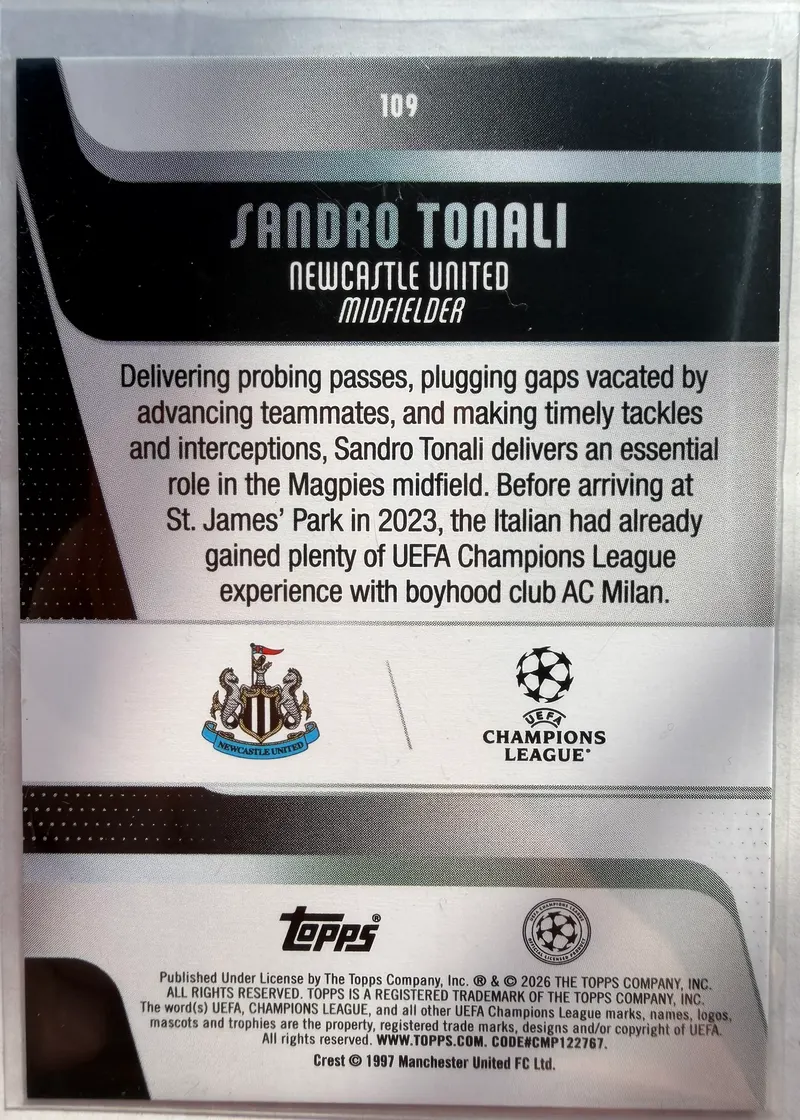 Sandro Tonali, Topps UEFA Club Competitions 2025/26, karta 109 — rewers z herbem Newcastle United, logo Ligi Mistrzów i opisem zawodnika