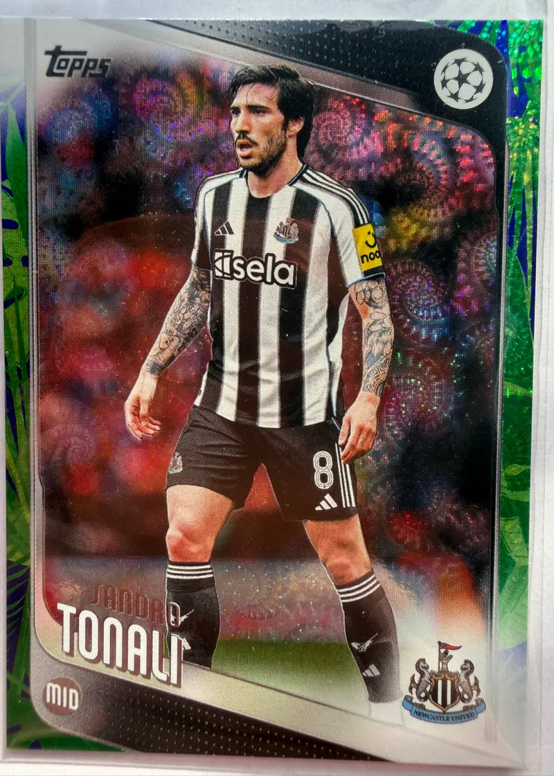 Sandro Tonali, Topps UEFA Club Competitions 2025/26 Green Refractor, karta 109 — awers z zieloną refrakcyjną ramką i piłkarzem w pasiastym stroju Newcastle United