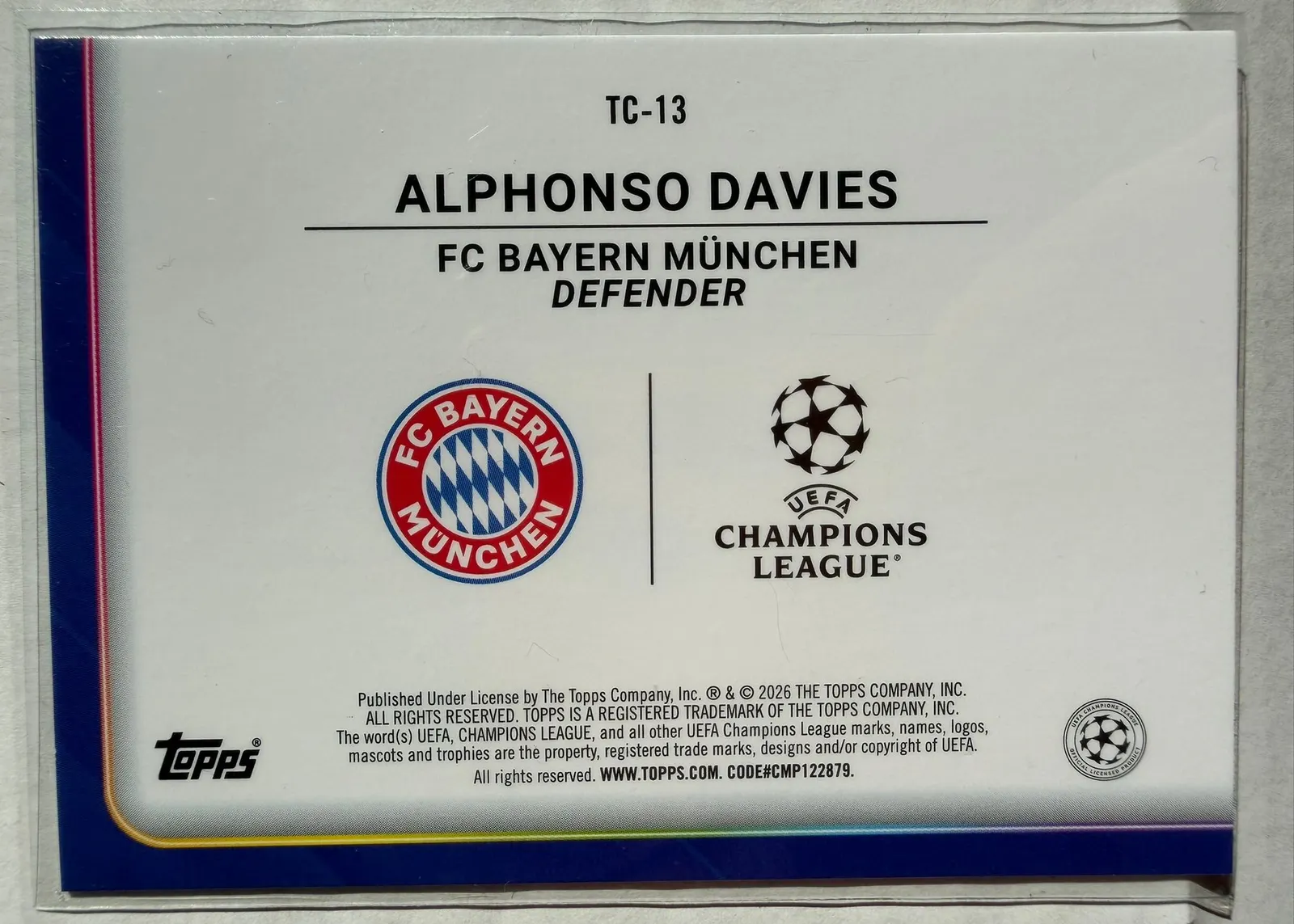 Alphonso Davies, Topps UEFA Club Competitions 2025/26, karta TC-13 — rewers z herbem FC Bayern München i logo Ligi Mistrzów