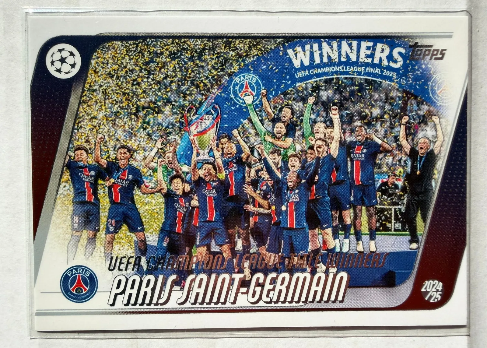 Paris Saint-Germain, Topps UEFA Club Competitions 2025/26, karta 166 — pozioma karta drużynowa ze zdjęciem zespołu świętującego zdobycie Ligi Mistrzów, z napisem Winners