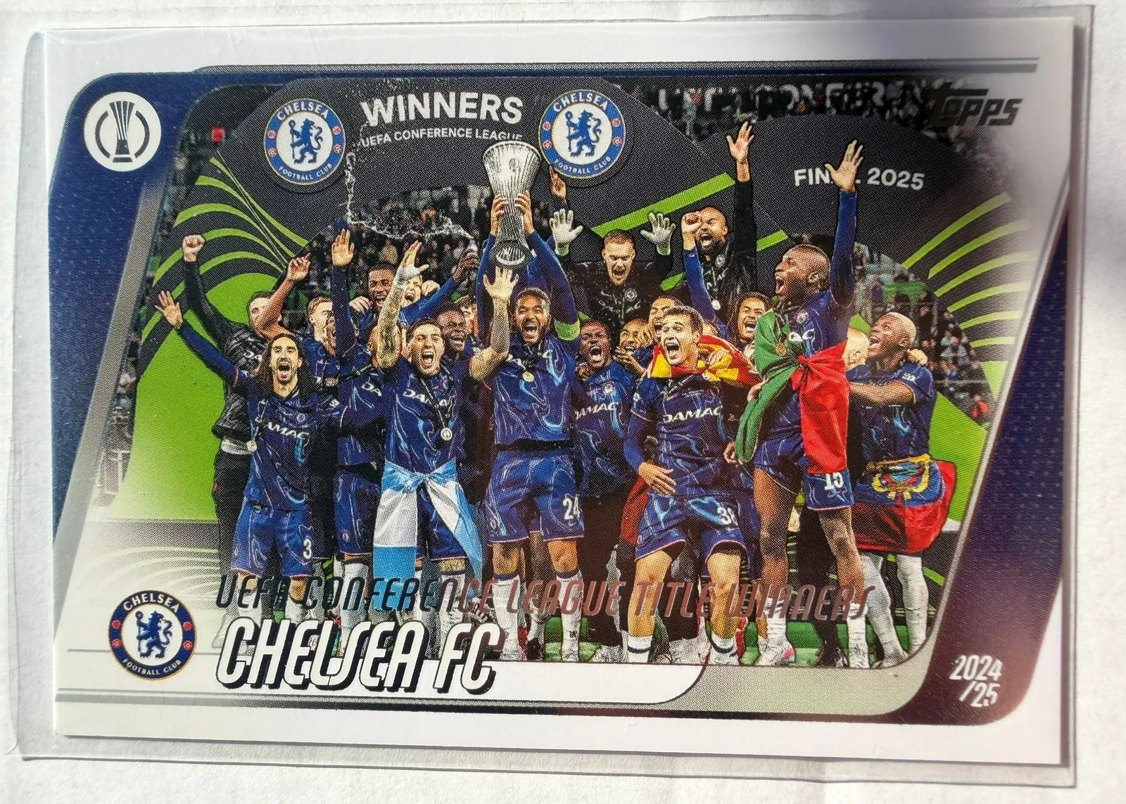 Chelsea FC, Topps UEFA Club Competitions 2025/26, karta 179 — pozioma karta drużynowa ze zdjęciem zespołu z trofeum Ligi Konferencji