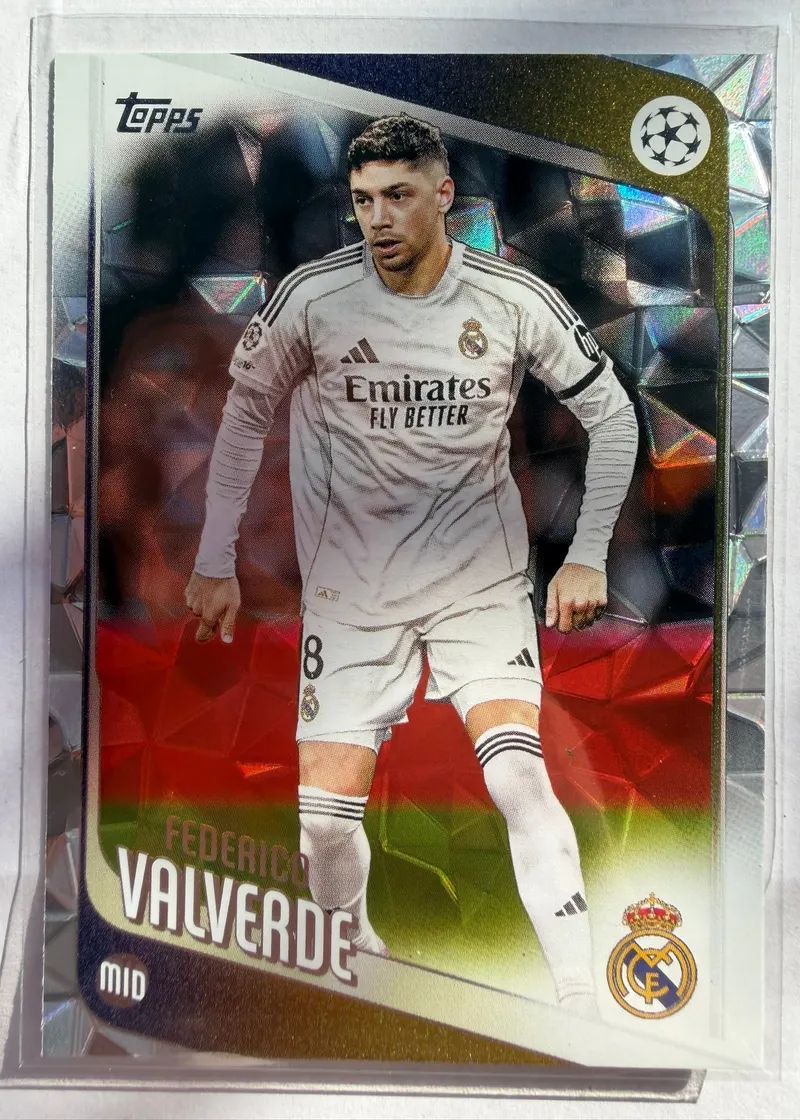 Federico Valverde, Topps UEFA Club Competitions 2025/26 Diamante, karta 65 — awers z fasetowanym, kryształowym tłem i zawodnikiem w białym stroju Realu Madryt