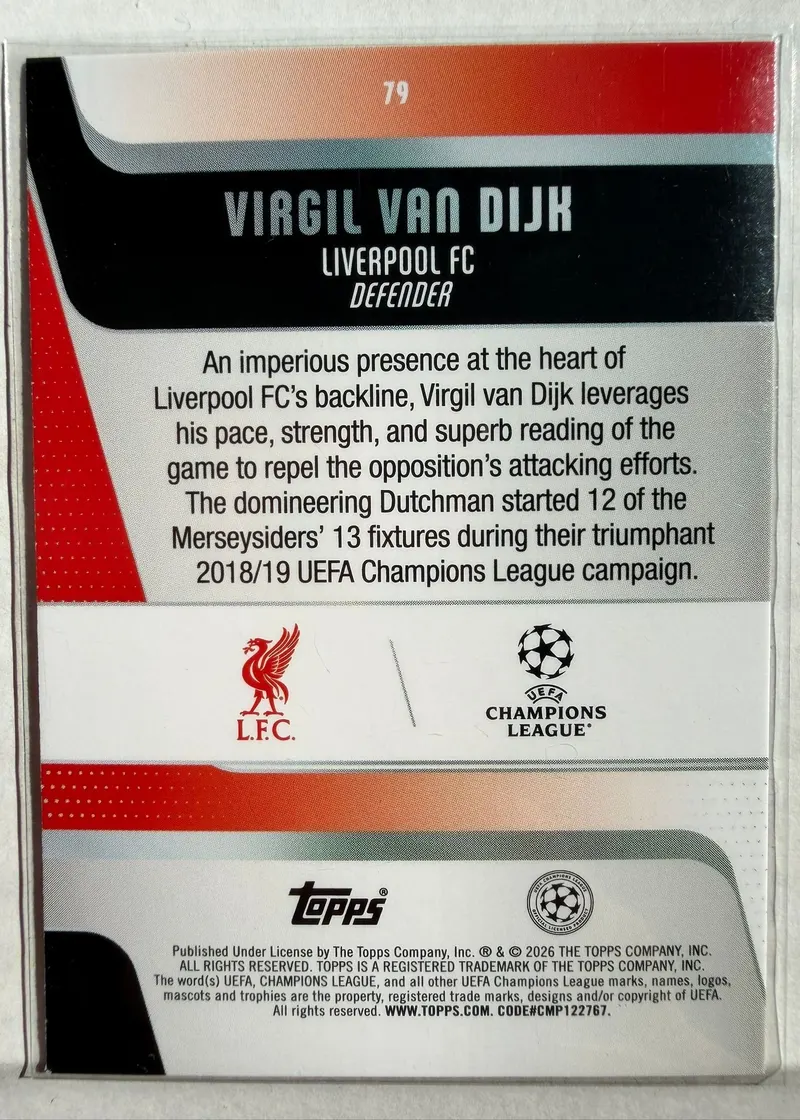 Virgil van Dijk, Topps UEFA Club Competitions 2025/26, karta 79 — rewers z herbem Liverpoolu, logo Ligi Mistrzów i opisem zawodnika
