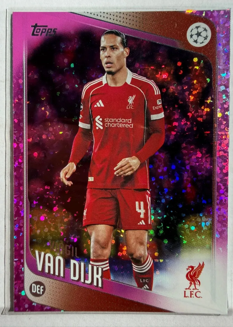 Virgil van Dijk, Topps UEFA Club Competitions 2025/26 Pink Holo Foil, karta 79 — awers z różowym holograficznym tłem i piłkarzem w czerwonym stroju Liverpoolu z numerem 4