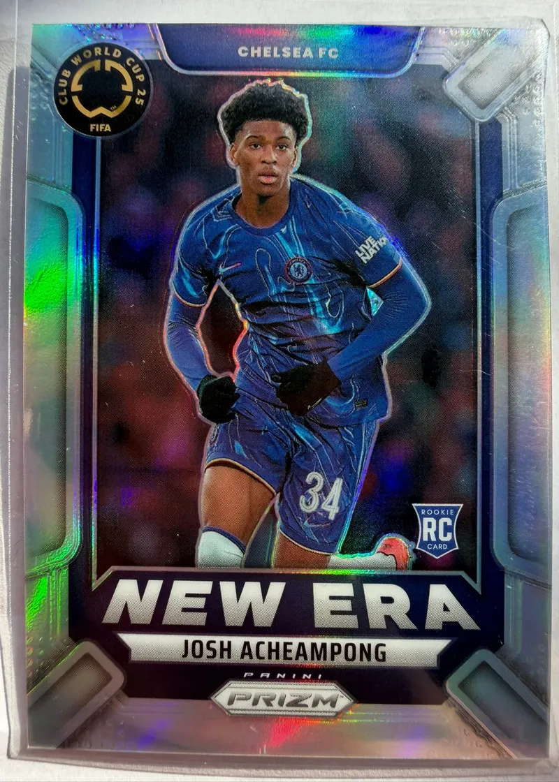 Josh Acheampong, Panini Prizm FIFA Club World Cup 2025, insert New Era Silver Prizm — awers z zawodnikiem w niebieskim stroju Chelsea i tęczowym połyskiem chromu