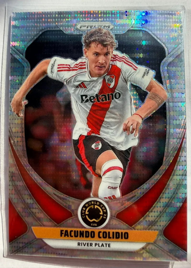 Facundo Colidio, Panini Prizm FIFA Club World Cup 2025, parallel Pulsar — awers z zawodnikiem w białym stroju River Plate z czerwoną szarfą