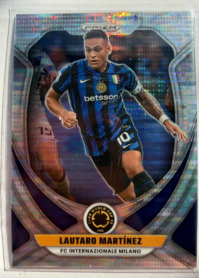 Lautaro Martínez, Panini Prizm FIFA Club World Cup 2025, parallel Pulsar — awers z zawodnikiem w czarno-niebieskim stroju Interu