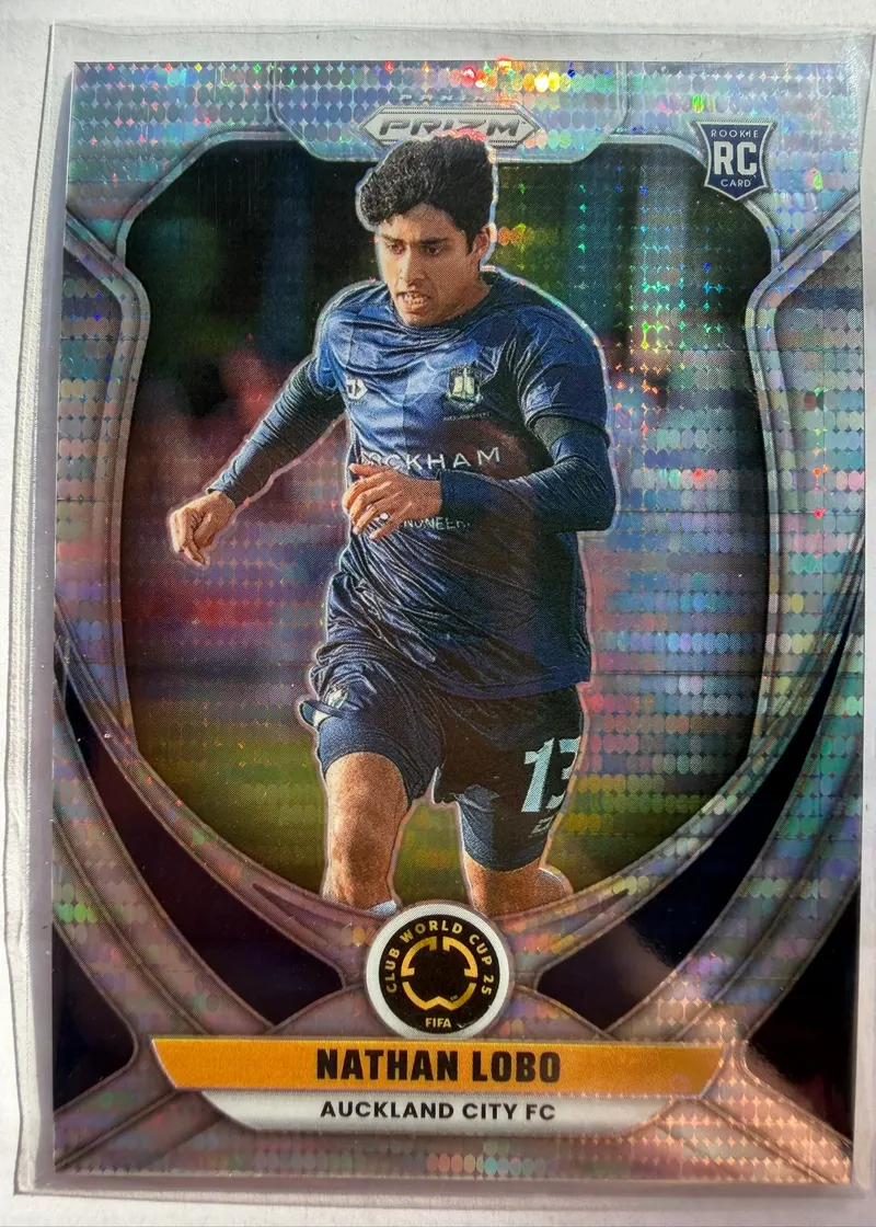 Nathan Lobo, Panini Prizm FIFA Club World Cup 2025, parallel Pulsar — awers z zawodnikiem w granatowym stroju Auckland City