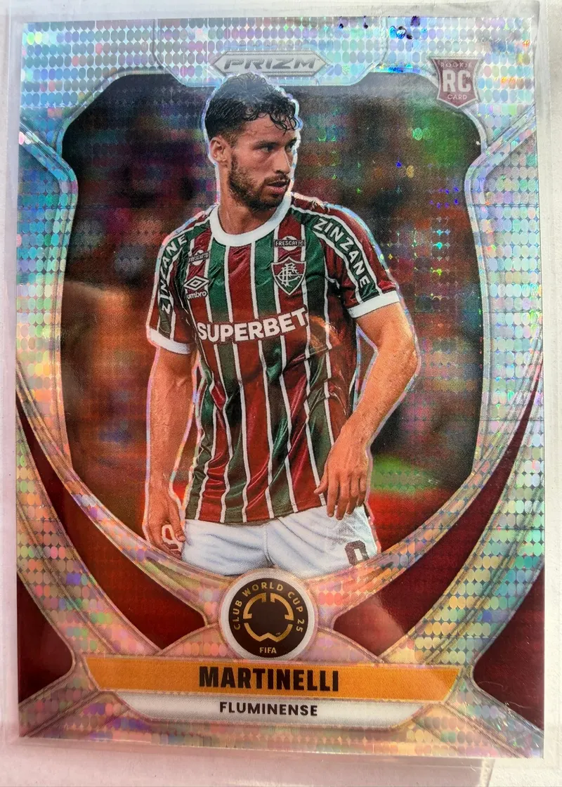 Martinelli, Panini Prizm FIFA Club World Cup 2025, parallel Pulsar — awers z zawodnikiem w zielono-bordowym stroju Fluminense