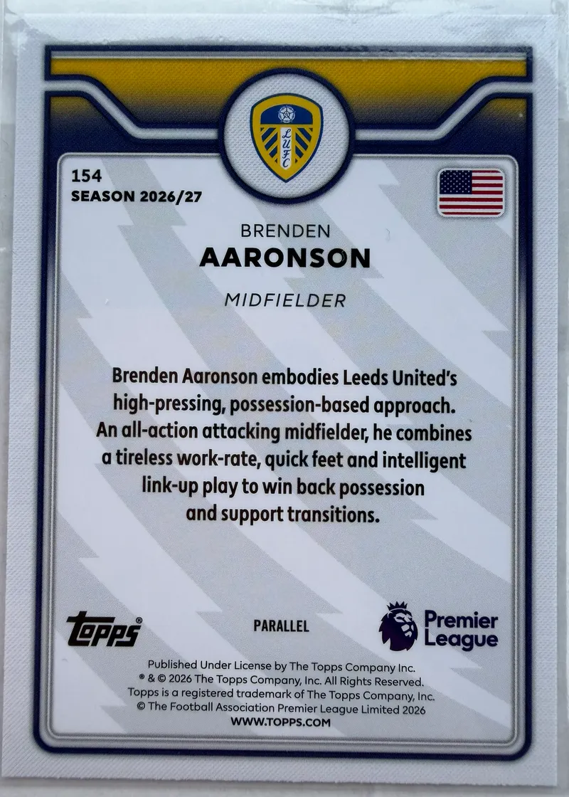 Brenden Aaronson, Topps Premier League 2026/27 nr 154 PL Parallel — rewers z opisem gry pomocnika, flagą USA i oznaczeniem PARALLEL