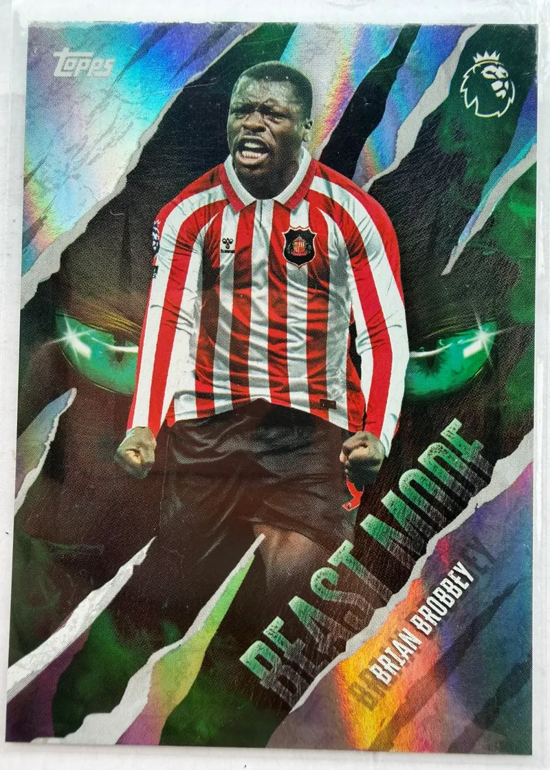 Brian Brobbey, Topps Premier League 2026/27, insert Beast Mode — awers z napastnikiem Sunderlandu w czerwono-białym stroju na tle rozdartej, zielonej skóry