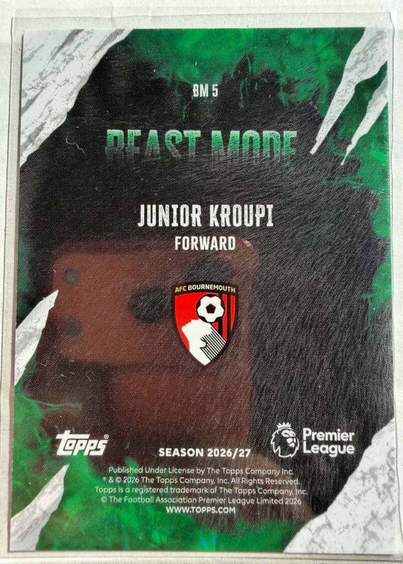 Junior Kroupi, Topps Premier League 2026/27 — rewers karty BM 5 z herbem AFC Bournemouth