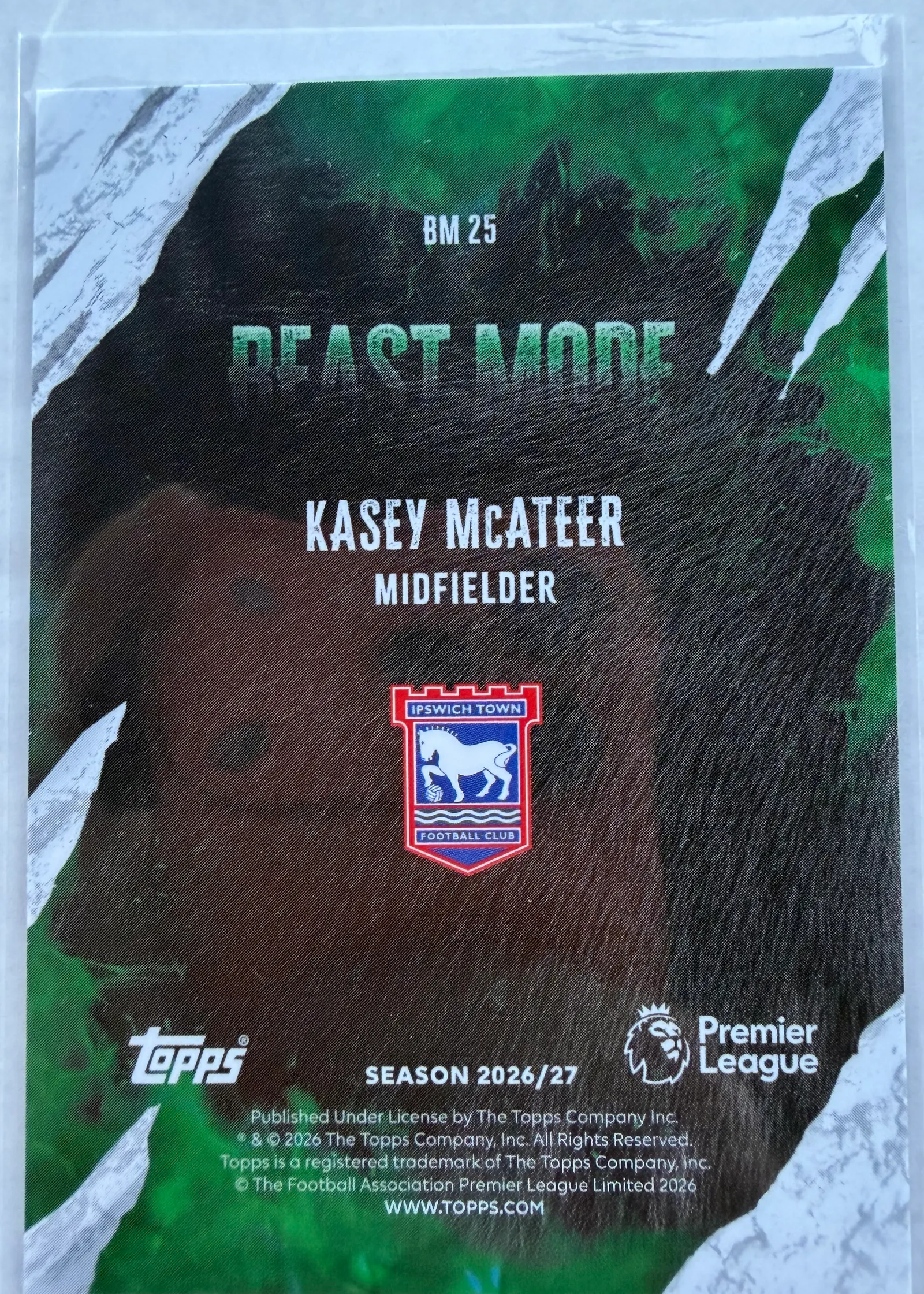 Kasey McAteer, Topps Premier League 2026/27 Beast Mode BM 25 — rewers z herbem Ipswich Town i numerem BM 25