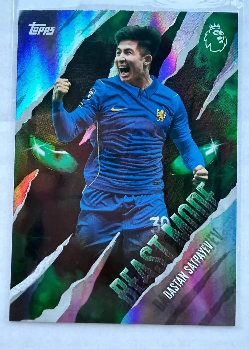 Dastan Satpayev, Topps Premier League 2026/27 Beast Mode BM 9 — foliowy awers w niebieskim stroju Chelsea