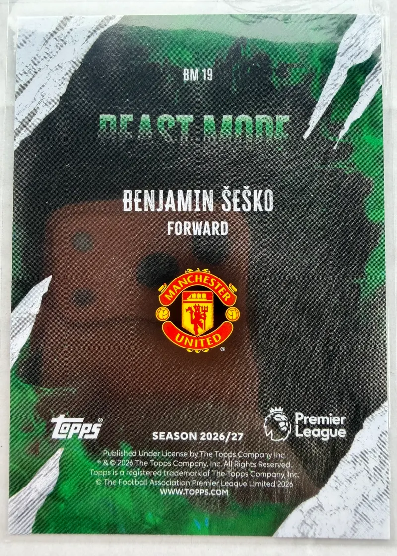 Benjamin Šeško, Topps Premier League 2026/27 — rewers karty BM 19 z herbem Manchesteru United na ciemnym tle