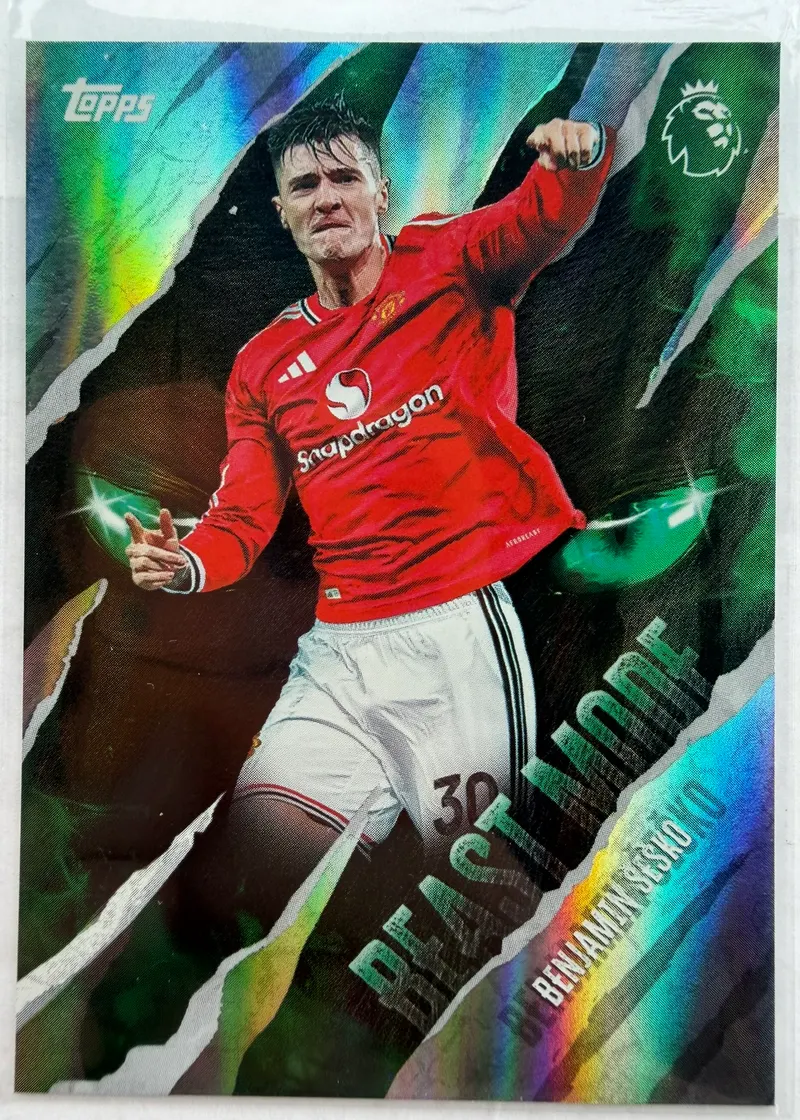 Benjamin Šeško, Topps Premier League 2026/27, insert Beast Mode — awers z napastnikiem Manchesteru United w czerwonym stroju na tle rozdartej, zielonej skóry