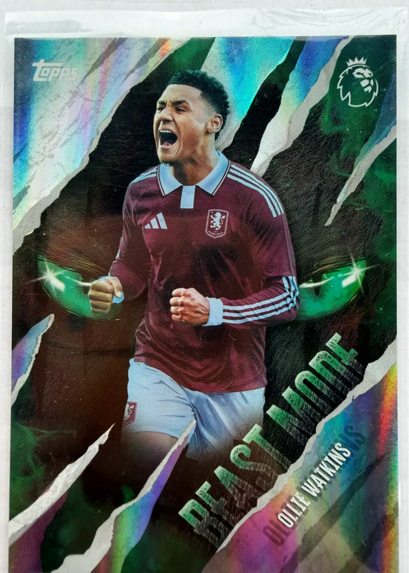 Ollie Watkins, Topps Premier League 2026/27, insert Beast Mode — awers z napastnikiem Aston Villi w bordowym stroju, w celebracji, na tle rozdartej zielonej skóry