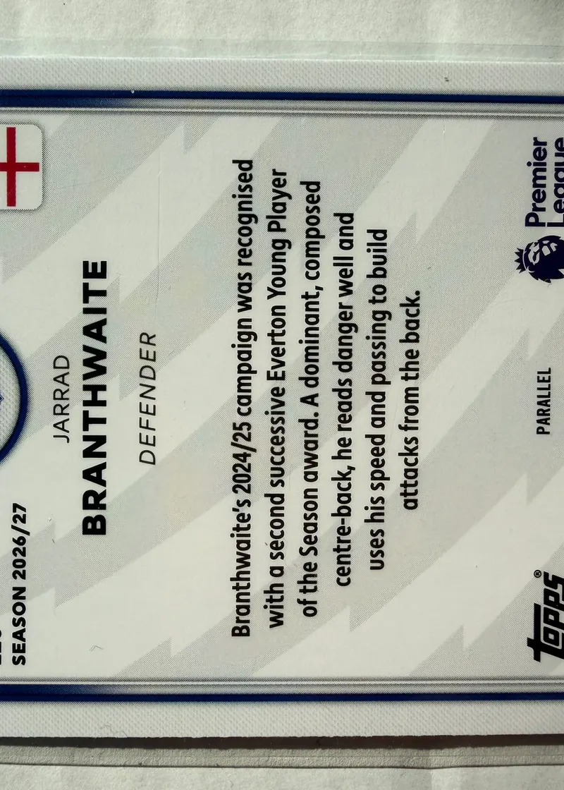 Jarrad Branthwaite, Topps Premier League 2026/27 nr 120 — rewers z opisem zawodnika i oznaczeniem PARALLEL