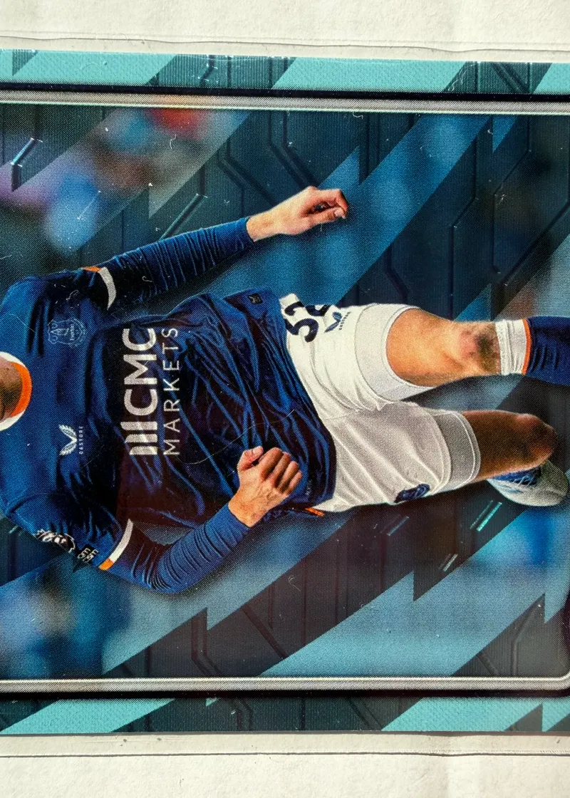 Jarrad Branthwaite, Topps Premier League 2026/27 nr 120 Blue Voltage — awers w barwach Evertonu na jasnobłękitnej ramce z ukośnymi pasami