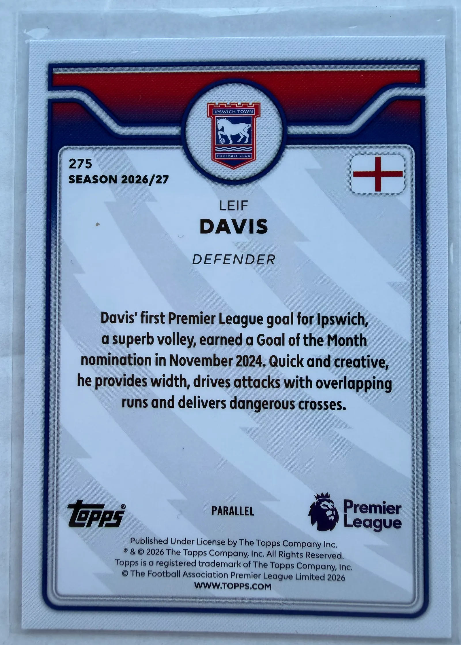 Leif Davis, Topps Premier League 2026/27 nr 275 — rewers z opisem zawodnika i oznaczeniem PARALLEL