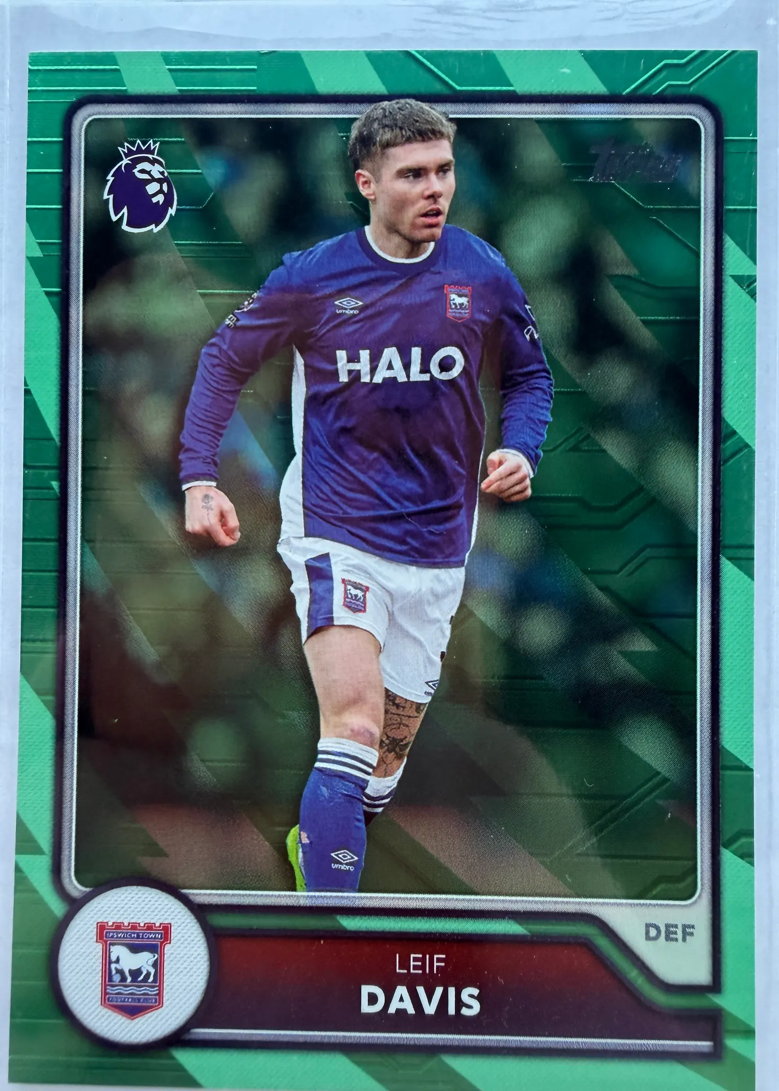 Leif Davis, Topps Premier League 2026/27 nr 275 Green Voltage — awers w barwach Ipswich Town na zielonym tle