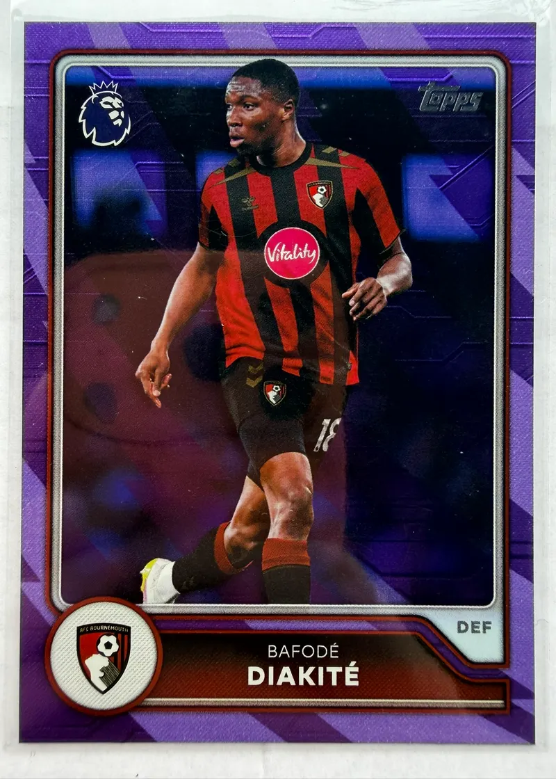 Bafodé Diakité, Topps Premier League 2026/27 nr 49 Purple Voltage — awers ze środkowym obrońcą Bournemouth w czerwono-czarnym stroju, w fioletowej ramce