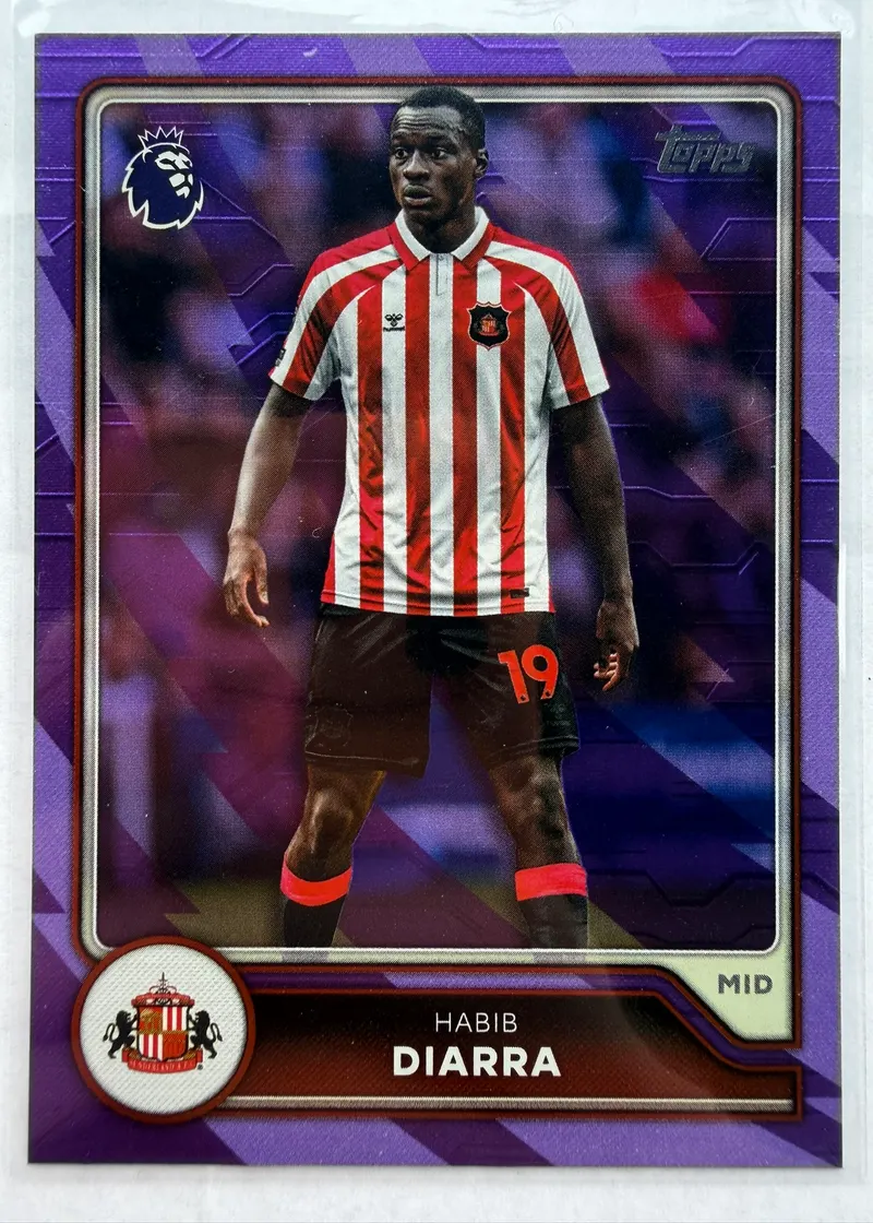 Habib Diarra, Topps Premier League 2026/27 nr 235 Purple Voltage — awers z pomocnikiem Sunderlandu w czerwono-białym stroju, w fioletowej ramce