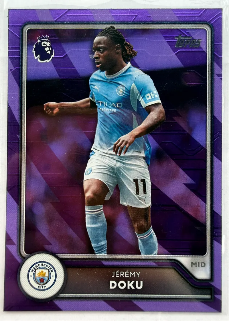 Jérémy Doku, Topps Premier League 2026/27 nr 182 Purple Voltage — awers ze skrzydłowym Manchesteru City w błękitnym stroju, w fioletowej ramce