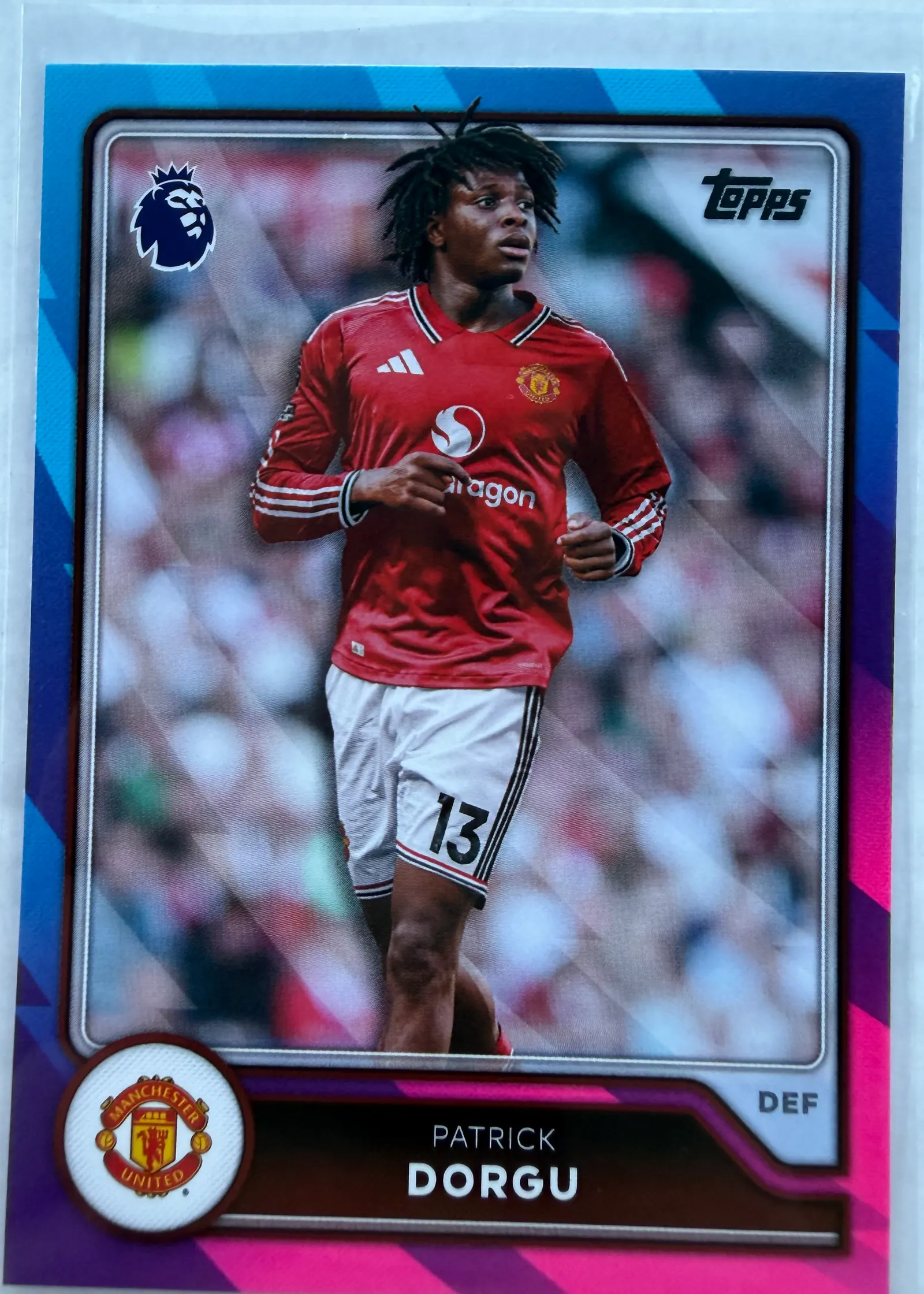 Patrick Dorgu, Topps Premier League 2026/27 nr 193 PL Parallel — awers w barwach Manchesteru United