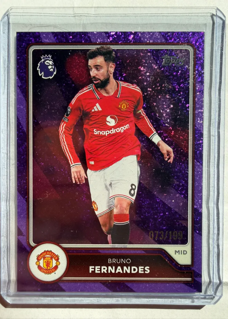 Bruno Fernandes, Topps Premier League 2026/27 nr 196 Purple Sparkle Foil — awers na fioletowym brokatowym tle z numeracją 073/199