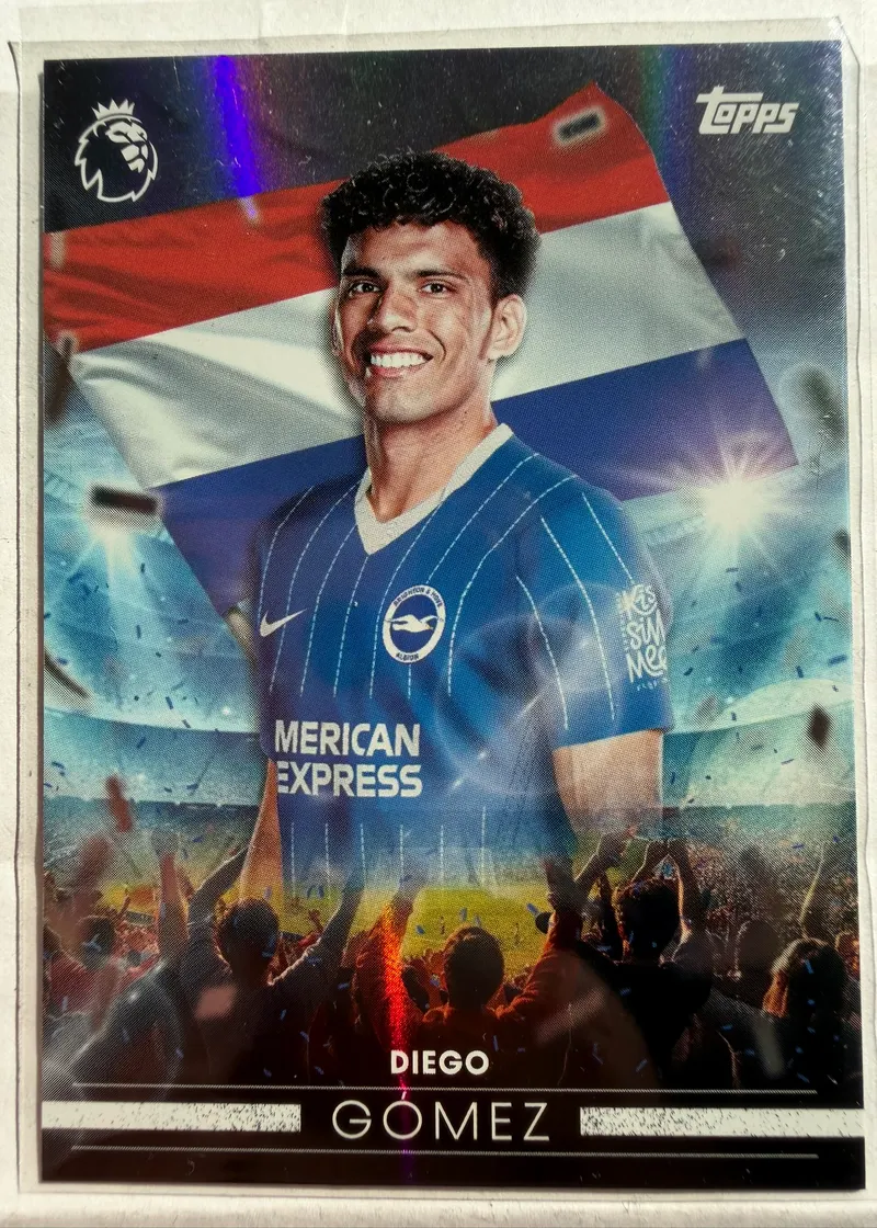 Diego Gómez, Topps Premier League 2026/27 Flying the Flag FF 7 — foliowy awers z flagą Paragwaju i strojem Brighton