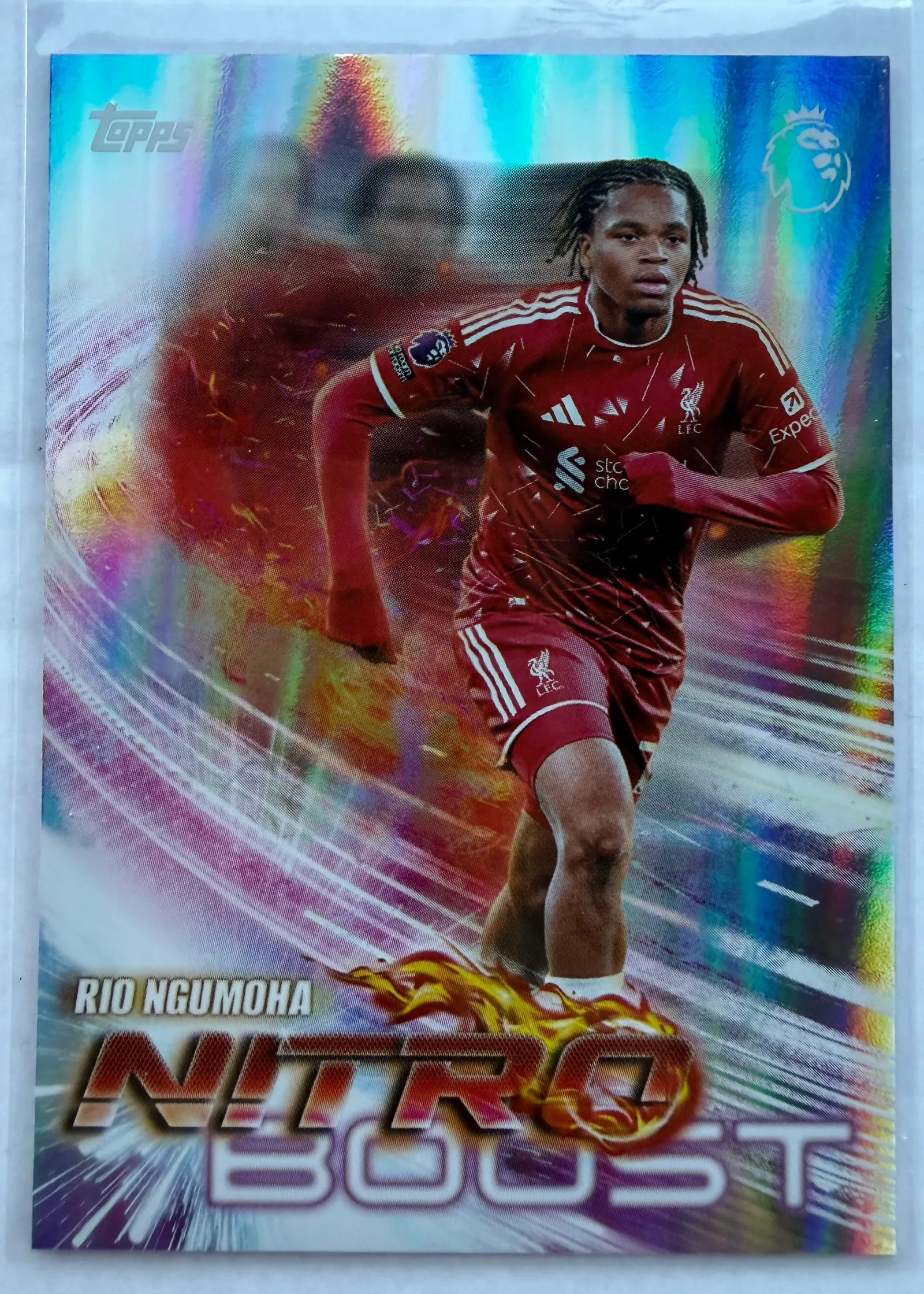 Rio Ngumoha, Topps Premier League 2026/27 Nitro Boost NB 14 — awers w barwach Liverpoolu