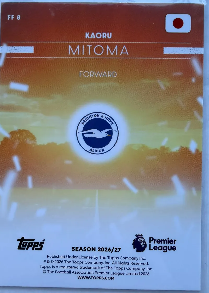 Kaoru Mitoma, Topps Premier League 2026/27 Flying the Flag FF 8 — rewers z flagą Japonii i herbem Brighton
