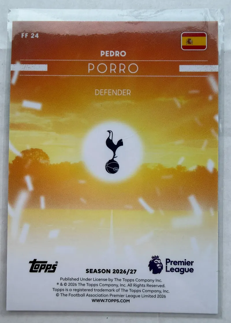 Pedro Porro, Topps Premier League 2026/27 — rewers karty FF 24 z hiszpańską flagą i herbem Tottenhamu na tle zachodu słońca