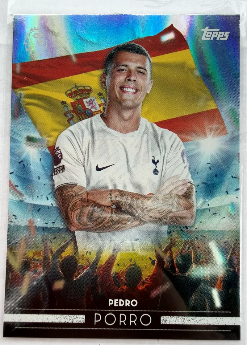 Pedro Porro, Topps Premier League 2026/27, insert Flying the Flag — awers z obrońcą Tottenhamu na tle hiszpańskiej flagi i konfetti