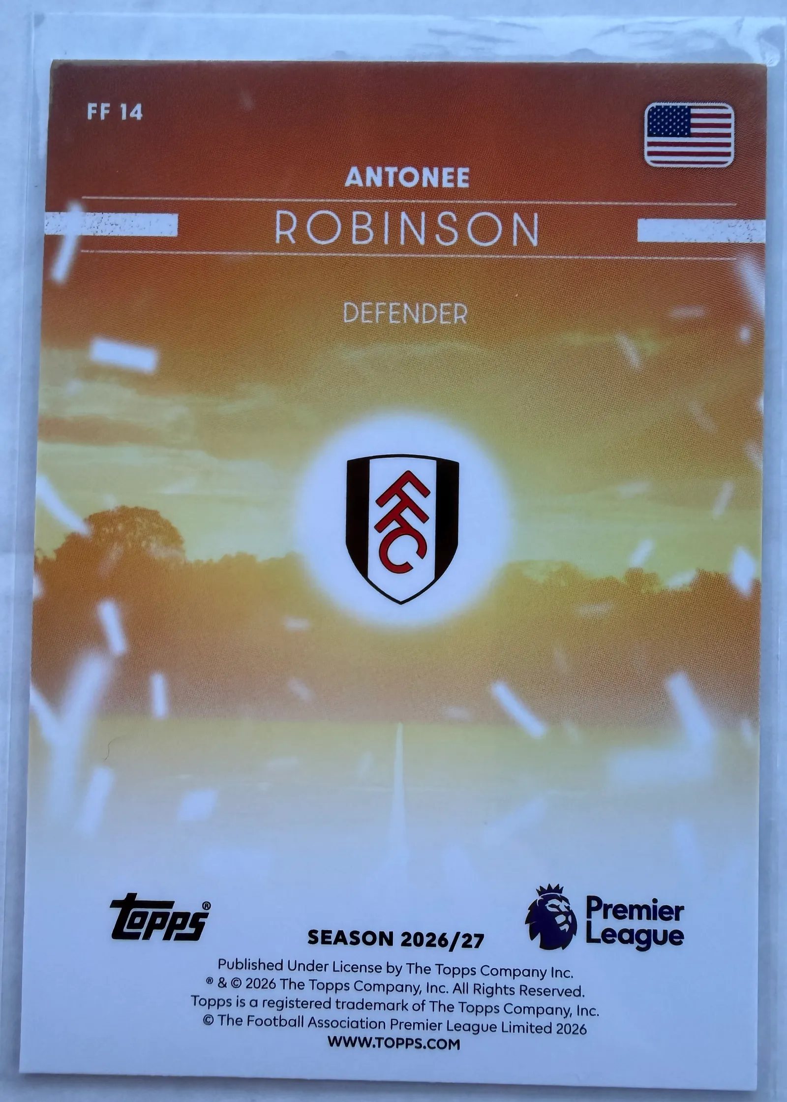 Antonee Robinson, Topps Premier League 2026/27 Flying the Flag FF 14 — rewers z herbem Fulham i numerem FF 14