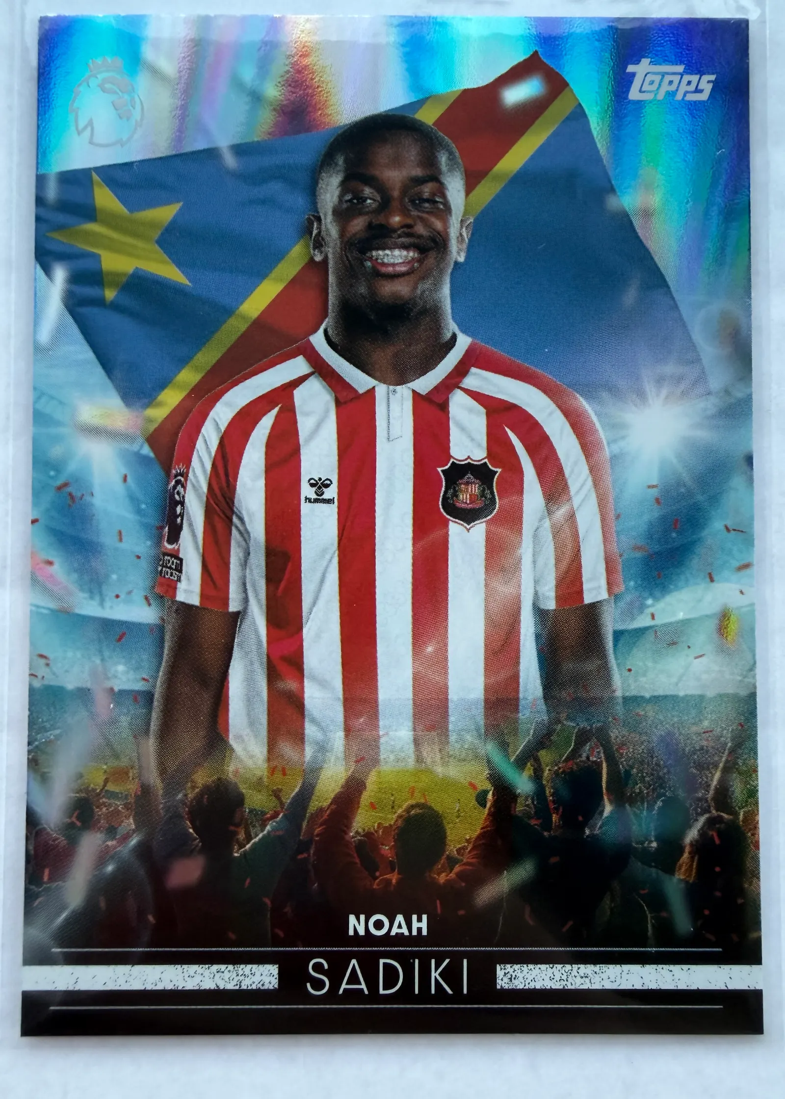 Noah Sadiki, Topps Premier League 2026/27 Flying the Flag FF 23 — awers z flagą DR Konga i barwami Sunderlandu