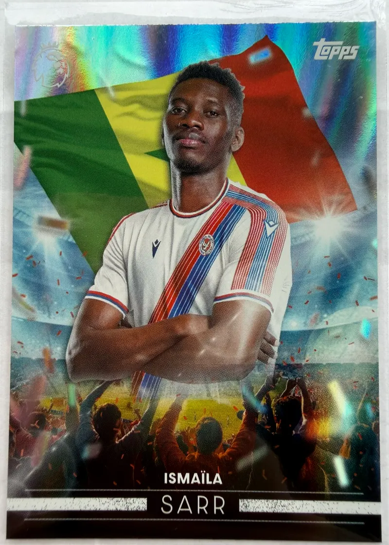 Ismaïla Sarr, Topps Premier League 2026/27, insert Flying the Flag — awers ze skrzydłowym Crystal Palace na tle senegalskiej flagi