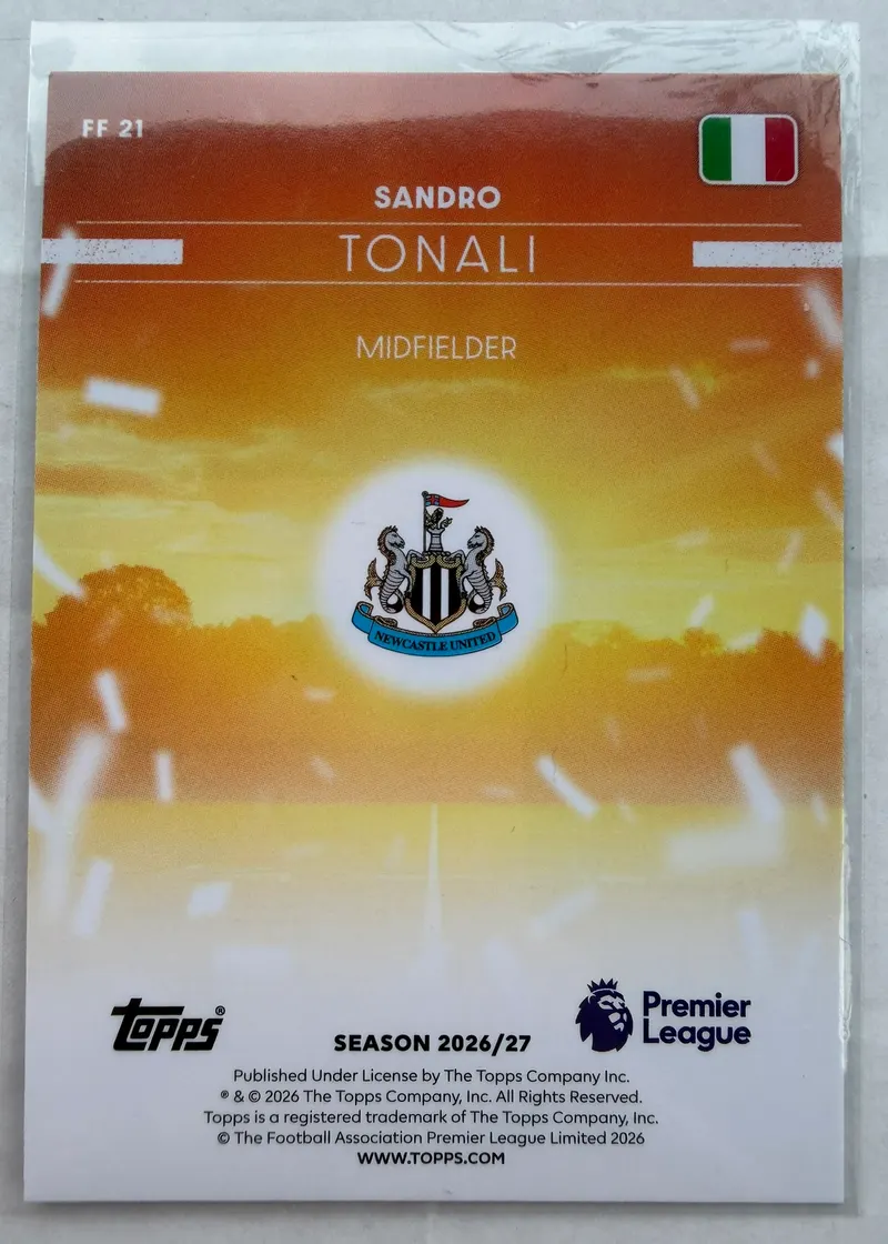 Sandro Tonali, Topps Premier League 2026/27 — rewers karty FF 21 z włoską flagą i herbem Newcastle nad zachodem słońca