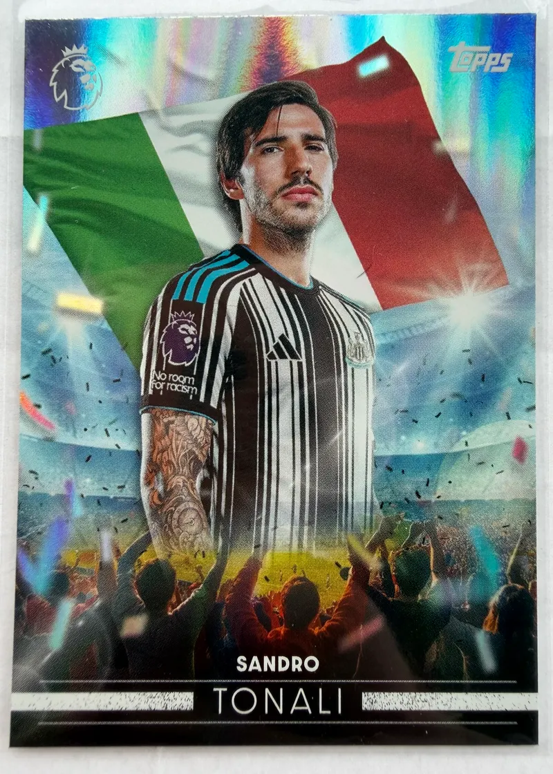 Sandro Tonali, Topps Premier League 2026/27, insert Flying the Flag — awers z pomocnikiem Newcastle w biało-czarnym stroju na tle włoskiej flagi