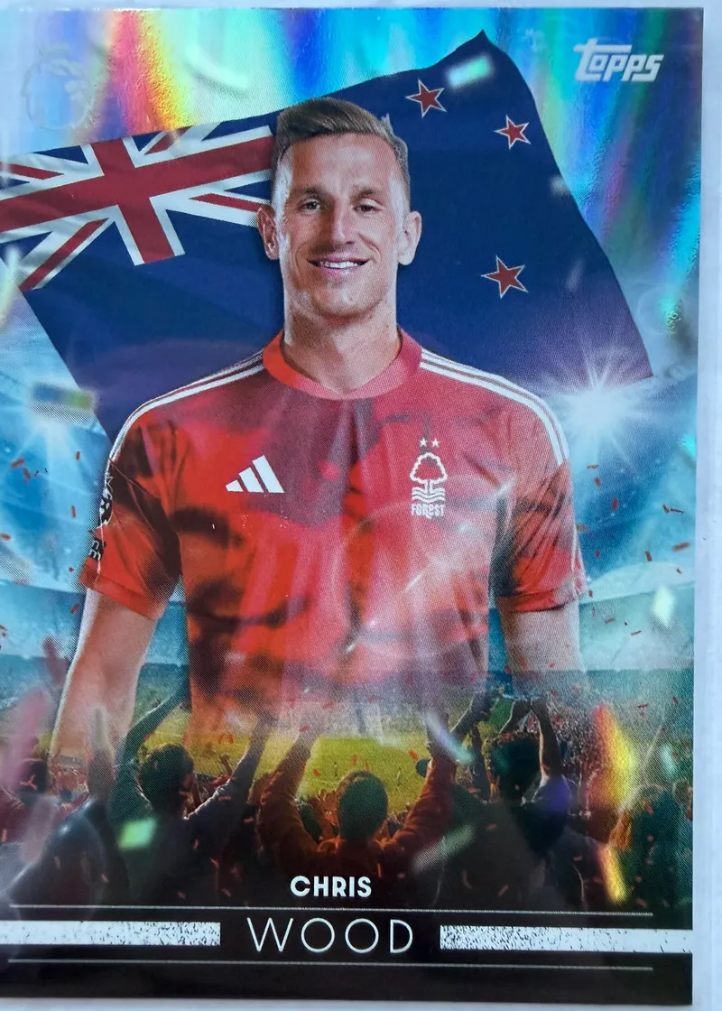 Chris Wood, Topps Premier League 2026/27 Flying the Flag FF 22 — foliowy awers z flagą Nowej Zelandii i strojem Nottingham Forest