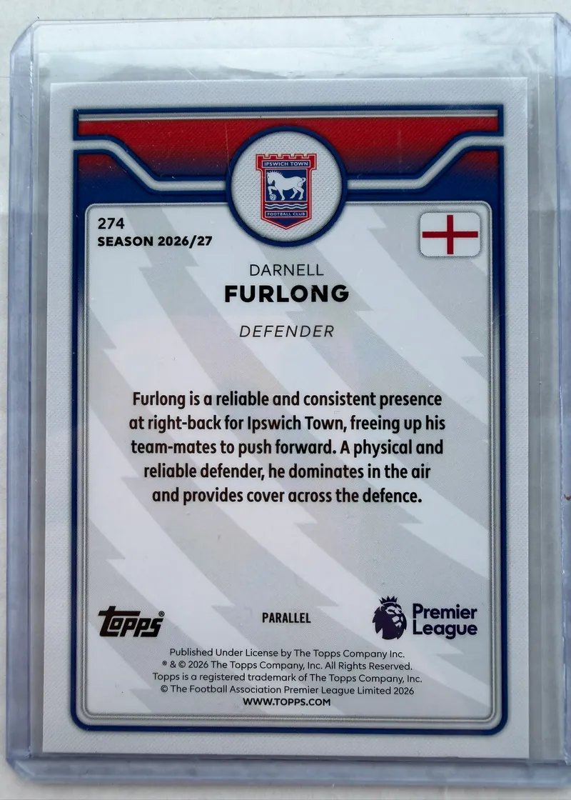 Darnell Furlong, Topps Premier League 2026/27 nr 274 Pink Parallel — rewers z opisem gry prawego obrońcy, angielską flagą i oznaczeniem PARALLEL