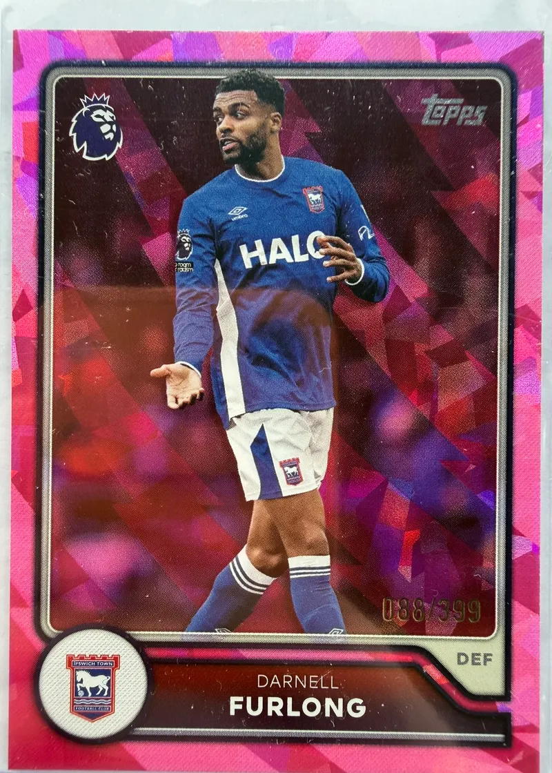 Darnell Furlong, Topps Premier League 2026/27 nr 274 Pink Parallel, numer 088/399 — awers z obrońcą Ipswich Town w niebieskim stroju, w różowej ramce o fakturze potłuczonego kryształu
