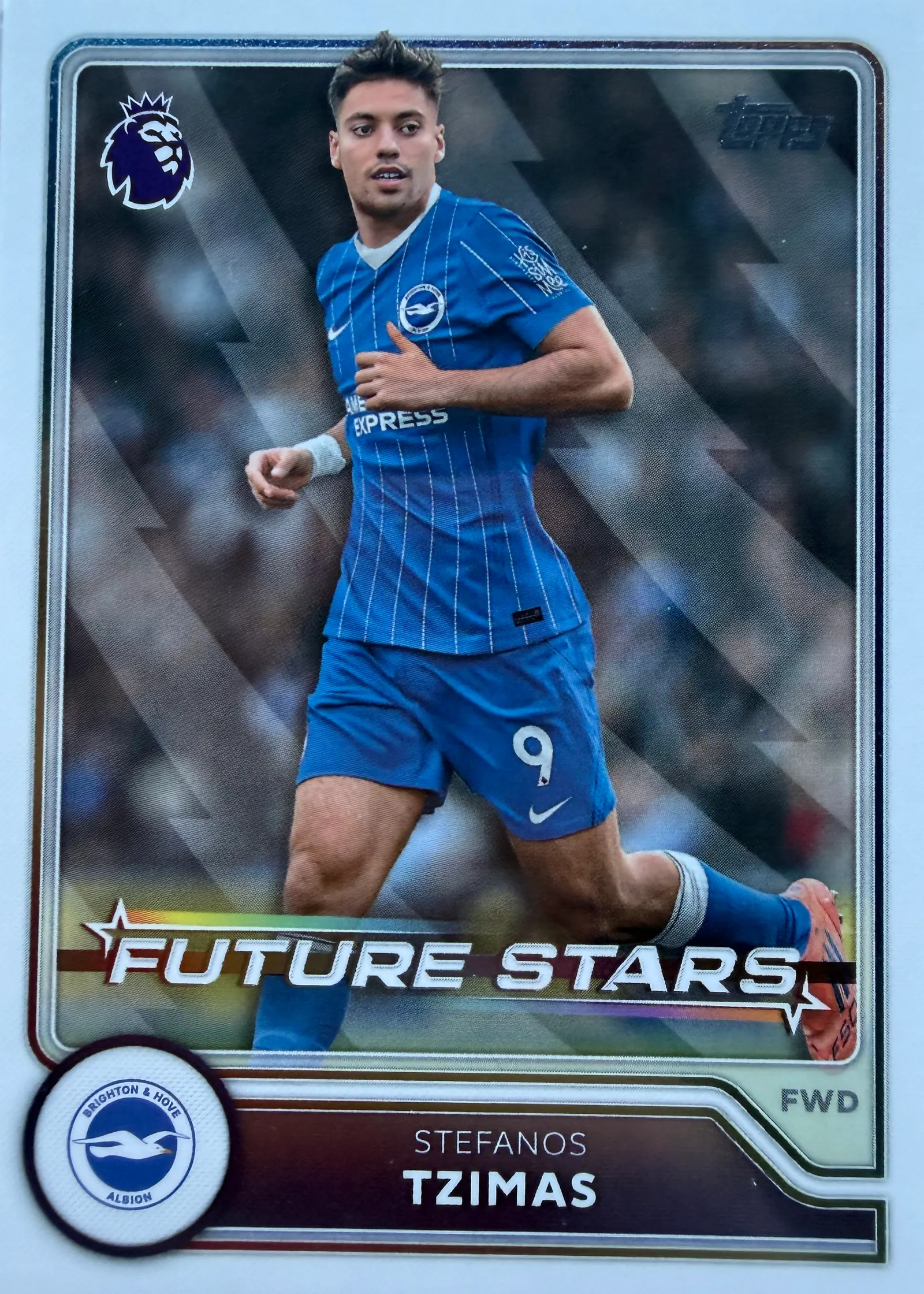 Stefanos Tzimas, Topps Premier League 2026/27 Future Stars nr 6 — awers w barwach Brighton & Hove Albion