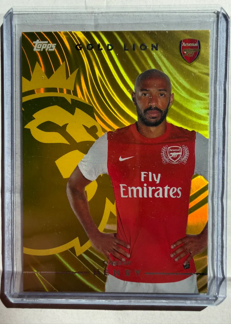 Thierry Henry, Topps Premier League 2026/27 GL 3 Gold Lion — awers w złotej folii z zawodnikiem w koszulce Arsenalu