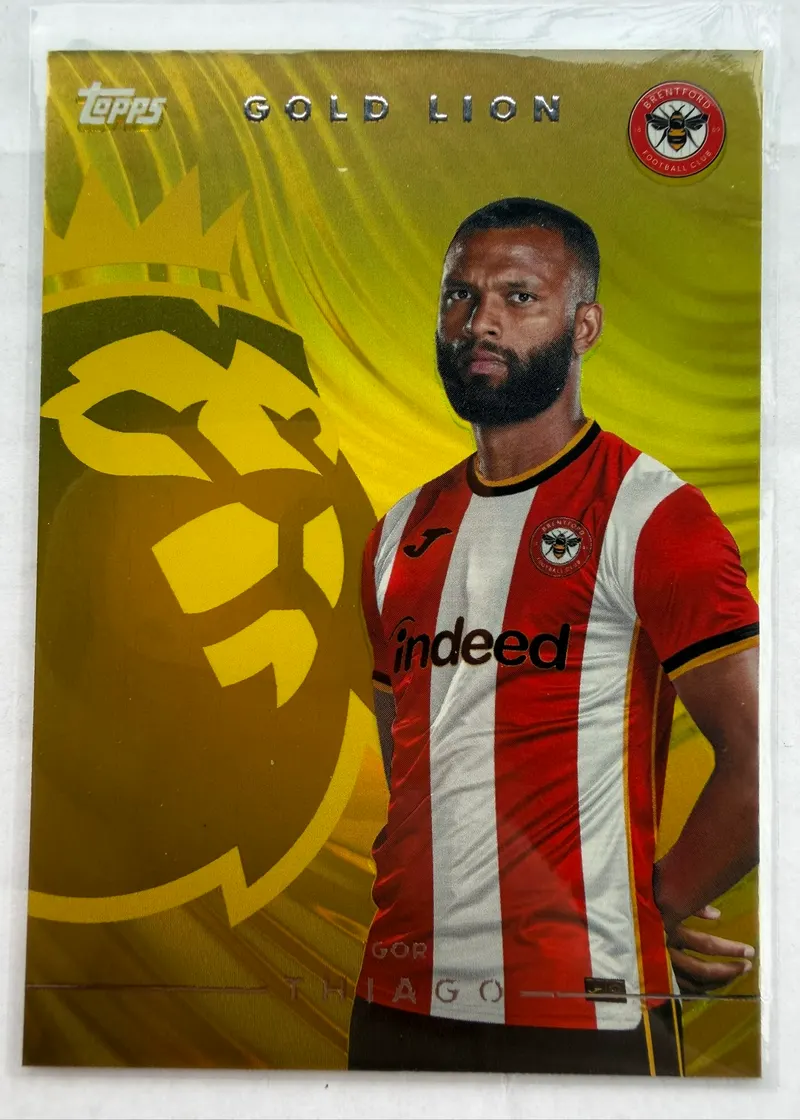 Igor Thiago, Topps Premier League 2026/27, insert Gold Lion — złoty awers z napastnikiem Brentfordu w czerwono-białym stroju i lwem Premier League w tle