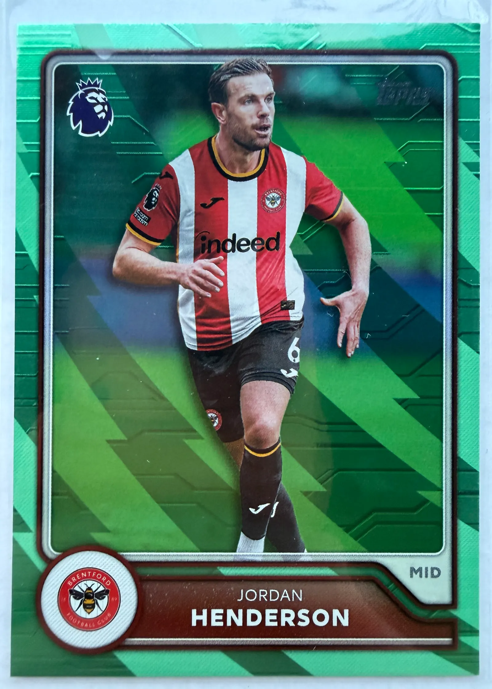Jordan Henderson, Topps Premier League 2026/27 nr 69 Green Voltage — awers w barwach Brentford na zielonym tle